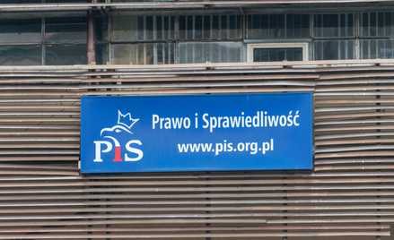 Logo PiS na budynku, w którym mieści się siedziba partii