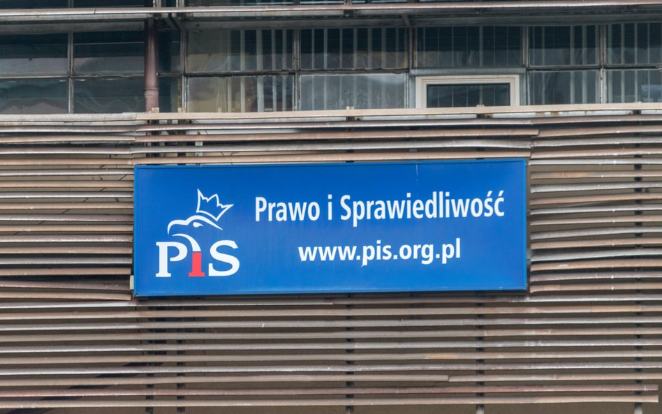 Logo PiS na budynku, w którym mieści się siedziba partii