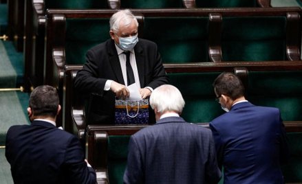 Jarosław Kaczyński na razie mobilizuje otoczenie, elektorat czeka