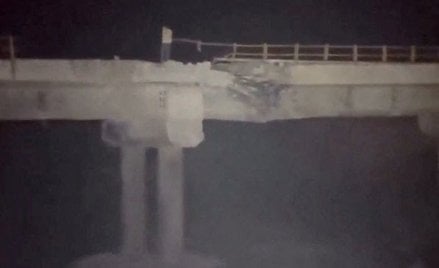 Uszkodzony most kolejowy, w który uderzyli Amerykanie