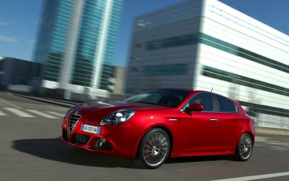 Nowa Alfa Romeo Giulietta nie tylko ładnie wygląda, ale też dobrze trzyma się drogi i ma atrakcyjne 