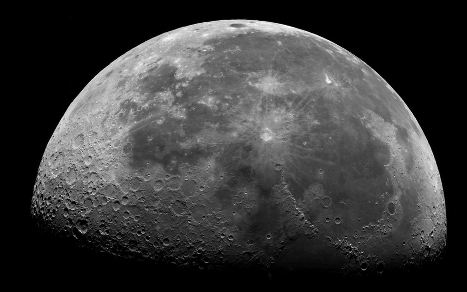 Chińscy naukowcy zbadali cztery niewielkie próbki bazaltu z niewidocznej strony Księżyca