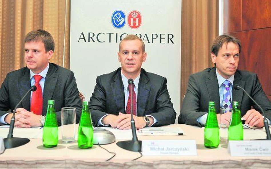 Michał Bartkowiak, dyrektor finansowy (od lewej), Michał Jarczyński, prezes Arctic Paper (w środku) 