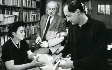 Maisons-Laffitte, 1965 r. Redaktor paryskiej „Kultury” Jerzy Giedroyc ze współpracownikami: Zofią He