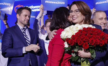 Rafał Trzaskowski (z lewej) na prawyborach PO, gdy zdecydowano o starcie Małgorzaty Kidawy-Błońskiej