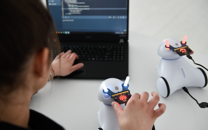 Robot Photon uczy programowania.