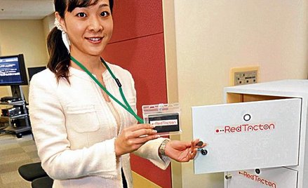 Dane przesyłane przez skórę człowieka zastąpią elektroniczne karty