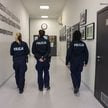 Funkcjonariusze policji w jednej ze szkół w Krakowie,