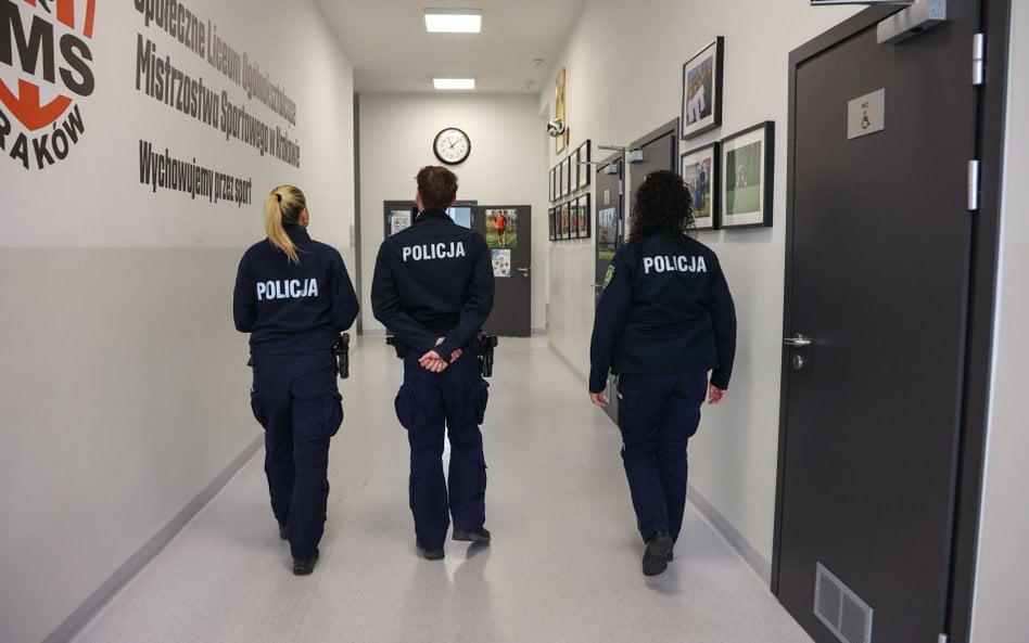 Funkcjonariusze policji w jednej ze szkół w Krakowie,
