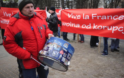 Przed francuską ambasadą w Warszawie protestowało wczoraj ponad 500 pracowników Belvedere. Fot. s. ł