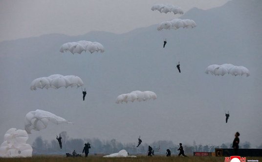 Siły Powietrzne KRLD przeprowadziły ćwiczenia pod okiem Kim Dzong Una