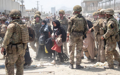Brytyjscy i amerykańscy żołnierze nadzorujący ewakuację na lotnisku w Kabulu