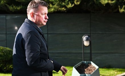 Minister obrony narodowej Mariusz Błaszczak przed siedzibą BBN