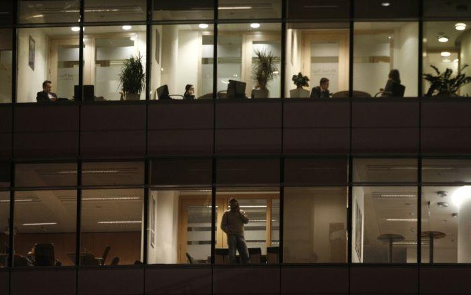 Mimo cięcia kosztów firmy wprowadzają coraz bardziej rozbudowane benefity pracownicze