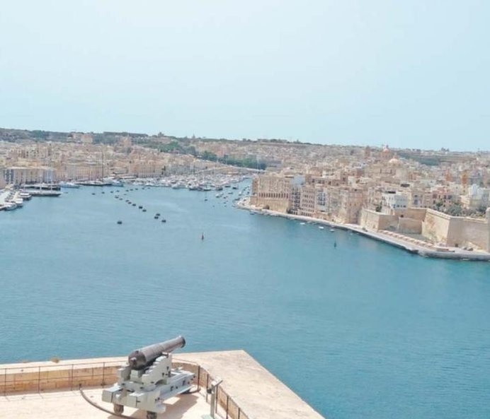 Widok na Wielki Port od strony urokliwych Górnych Ogrodów Barracka i Baterii Salutacyjnej w Vallettc
