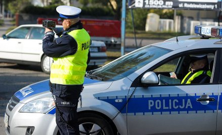 Poseł jechał 100 km/h w terenie zabudowanym. Prawa jazdy nie stracił, bo go nie miał