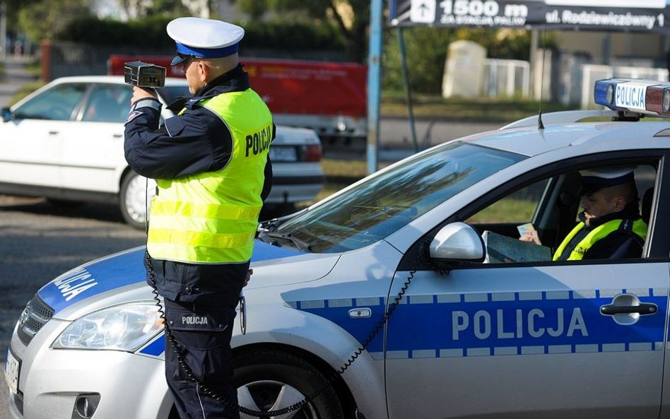 Poseł jechał 100 km/h w terenie zabudowanym. Prawa jazdy nie stracił, bo go nie miał