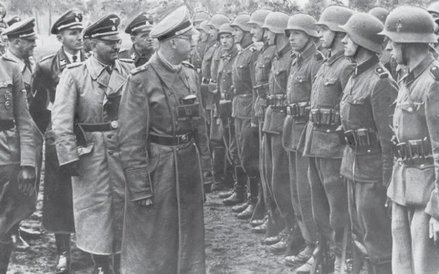 Reichsführer Heinrich Himmler dokonuje inspekcji oddziału 14. Dywizji Grenadierów SS-Galizien