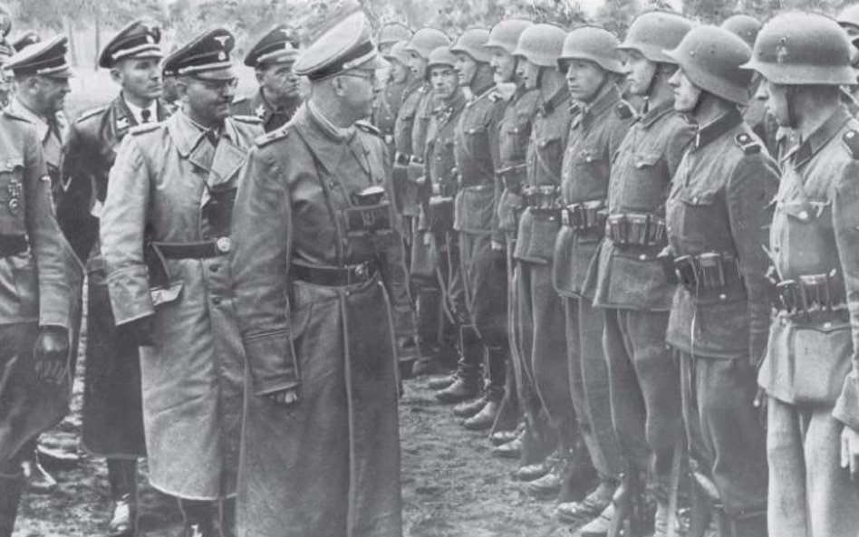 Reichsführer Heinrich Himmler dokonuje inspekcji oddziału 14. Dywizji Grenadierów SS-Galizien