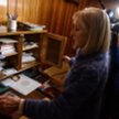 Maria Teresa Kiszczak otwiera sekretarzyk, w którym schowane były dokumenty, podczas spotkania dla m