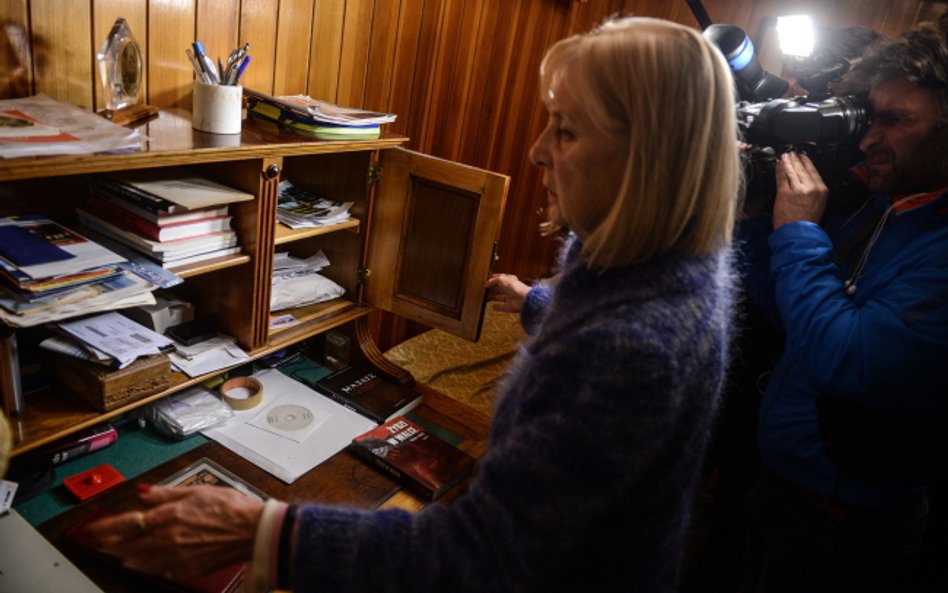 Maria Teresa Kiszczak otwiera sekretarzyk, w którym schowane były dokumenty, podczas spotkania dla m