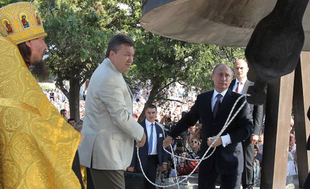 Władimir Putin i Wiktor Janukowycz biją w dzwon w soborze św. Włodzimierza w Sewastopolu