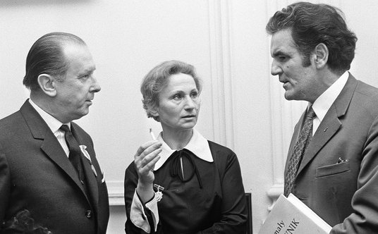 Prof. Ryszarda Hanin w kuluarach MKiS podczas uroczystości przyznania jej odznaki „Zasłużony Nauczyc