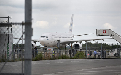 Samolot przewożący prezydenta Ukrainy Wołodymyra Zełenskiego na lotnisku w Hiroszimie
