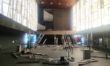 Instalacja Abbasa Zahedi z piszczałek organów w Kulturkirche Liebfrauen w Duisburgu