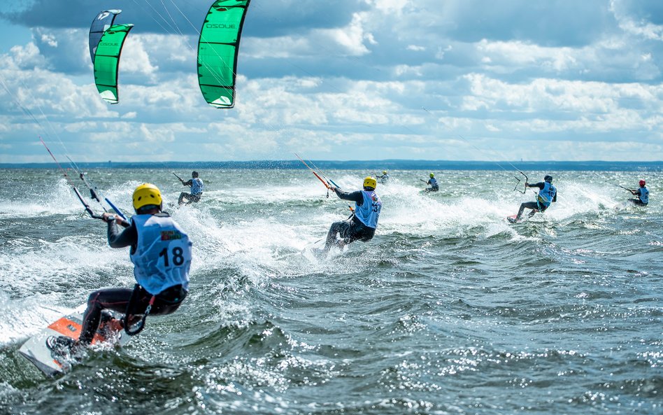 Kitesurfing uprawia w naszym kraju od 10 do nawet 20 tysięcy osób