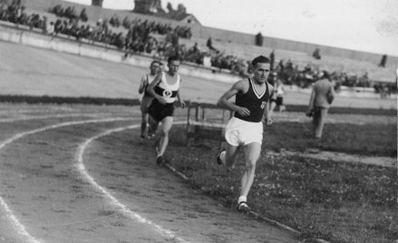 Janusz Kusociński prowadzi w biegu na 5000 metrów podczas międzynarodowych lekkoatletycznych mistrzo