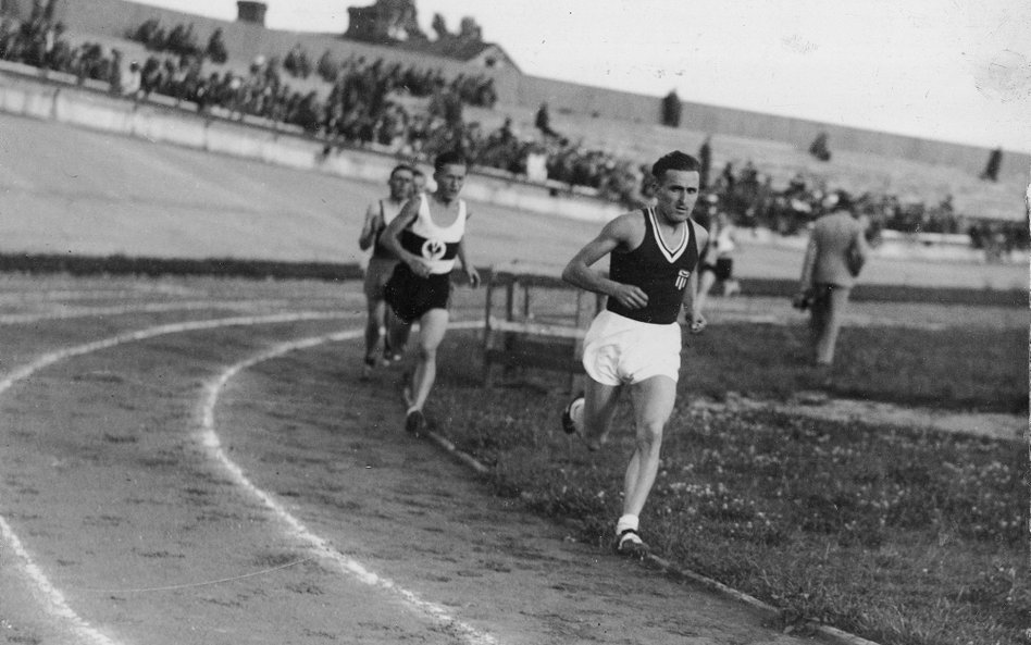 Janusz Kusociński prowadzi w biegu na 5000 metrów podczas międzynarodowych lekkoatletycznych mistrzo