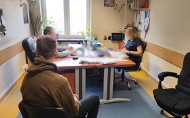 Zatrzymani to młodzi mężczyźni w wieku od 14 do 16 lat. Według ustaleń śledczych najpierw śledzili s