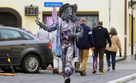 Kolejnym odsłonom festiwalu towarzyszy performer Rafał Śpiewak