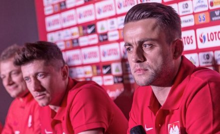 Od prawej: Łukasz Fabiański, Robert Lewandowski i trener Bogdan Zając podczas konferencji prasowej w