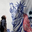 Iranka obok antyamerykańskiego muralu w pobliżu dawnej ambasady USA w Teheranie.