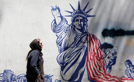 Iranka obok antyamerykańskiego muralu w pobliżu dawnej ambasady USA w Teheranie.
