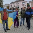 Mieszkańcy Iziumu witają flagą narodową ukraińską armię