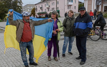 Mieszkańcy Iziumu witają flagą narodową ukraińską armię