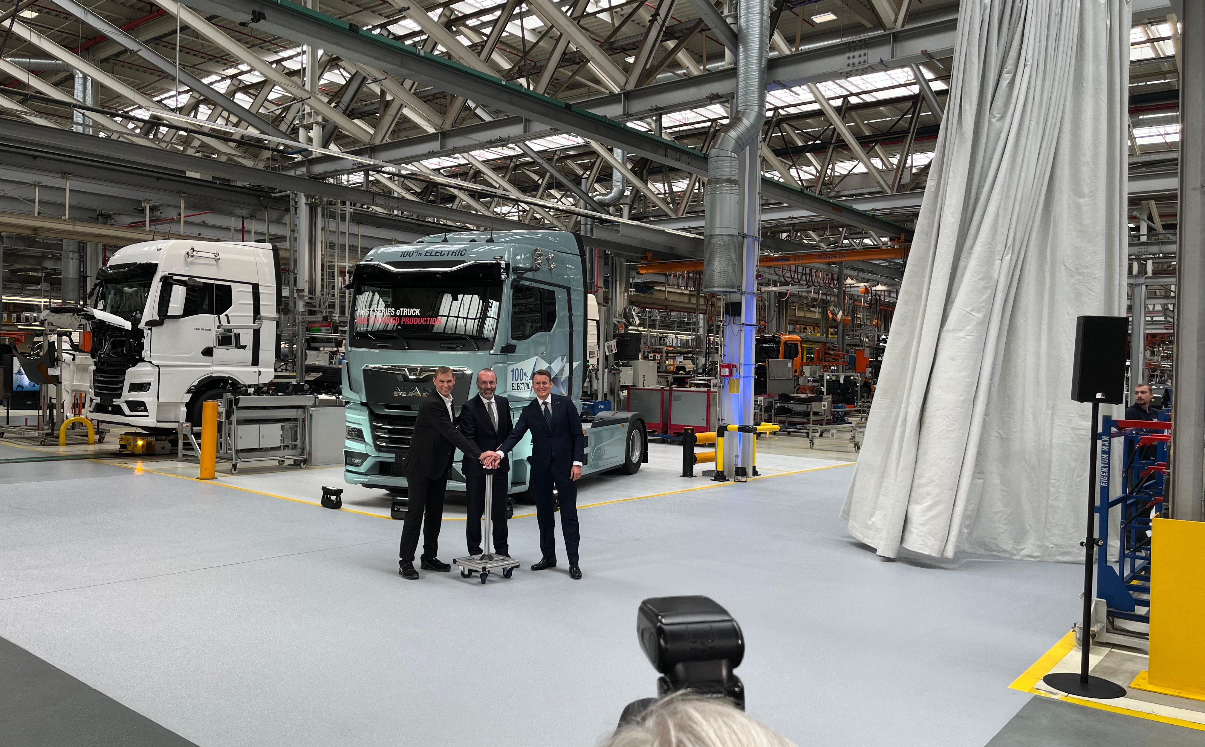 Delikatna gra koncernów samochodowych w elektromobilność