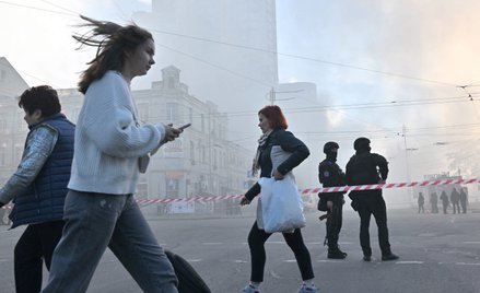 Kijów po kolejnym ataku – mieszkańcy i policja w pobliżu miejsca, gdzie w poniedziałek uderzył dron
