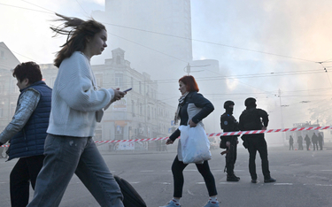 Kijów po kolejnym ataku – mieszkańcy i policja w pobliżu miejsca, gdzie w poniedziałek uderzył dron