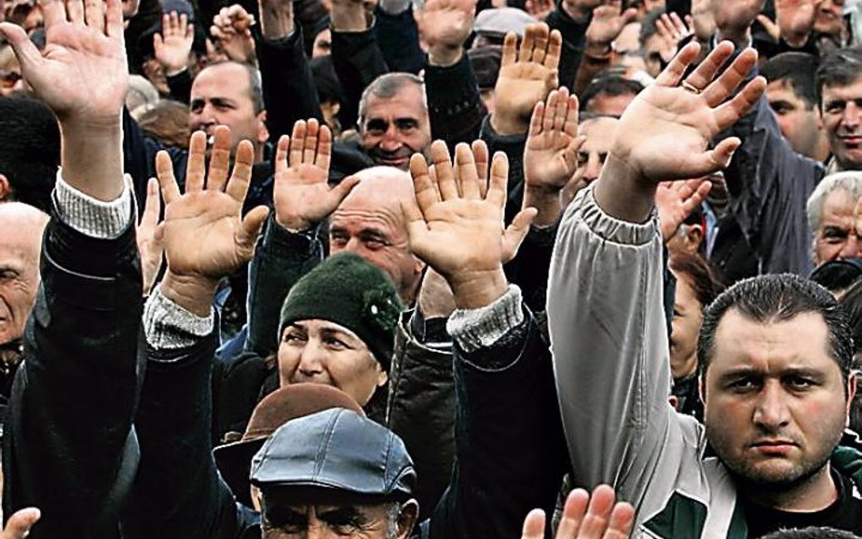 Przed parlamentem w Tbilisi zebrało się w piątek ponad 10 tysięcy protestujących.Opozycyjni organiza