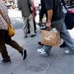 Hollister to „młodsza siostra” marki Abercrombie & Fitch. Jej klientami są nastolatki i „młodzi doro
