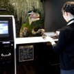 To nie żart z Facebooka - gości hotelu Henn-na w Japonii wita mechaniczny dinozaur.