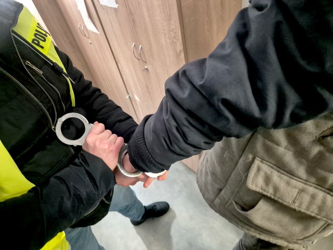 Mężczyzna miał w organizmie ponad 3 promile. Mimo groźnie wyglądającego zdarzenia, kierowca nie odni