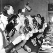 Operatorki londyńskiej centrali telefonicznej płuczą usta płynem dezynfekcyjnym (1920 r.)