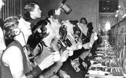 Operatorki londyńskiej centrali telefonicznej płuczą usta płynem dezynfekcyjnym (1920 r.)