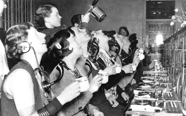 Operatorki londyńskiej centrali telefonicznej płuczą usta płynem dezynfekcyjnym (1920 r.)