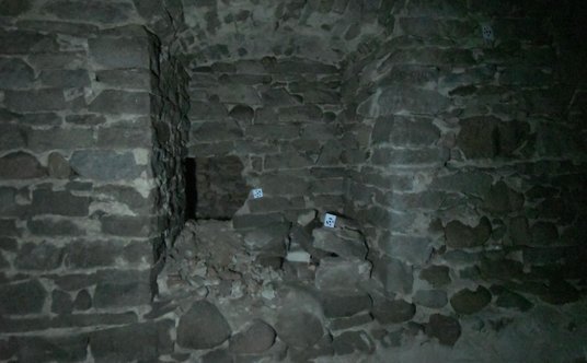 Dwór preceptora – ślad po włamaniu: otwór przebity w tajnym skarbcu templariuszy ukrytym w ścianie p